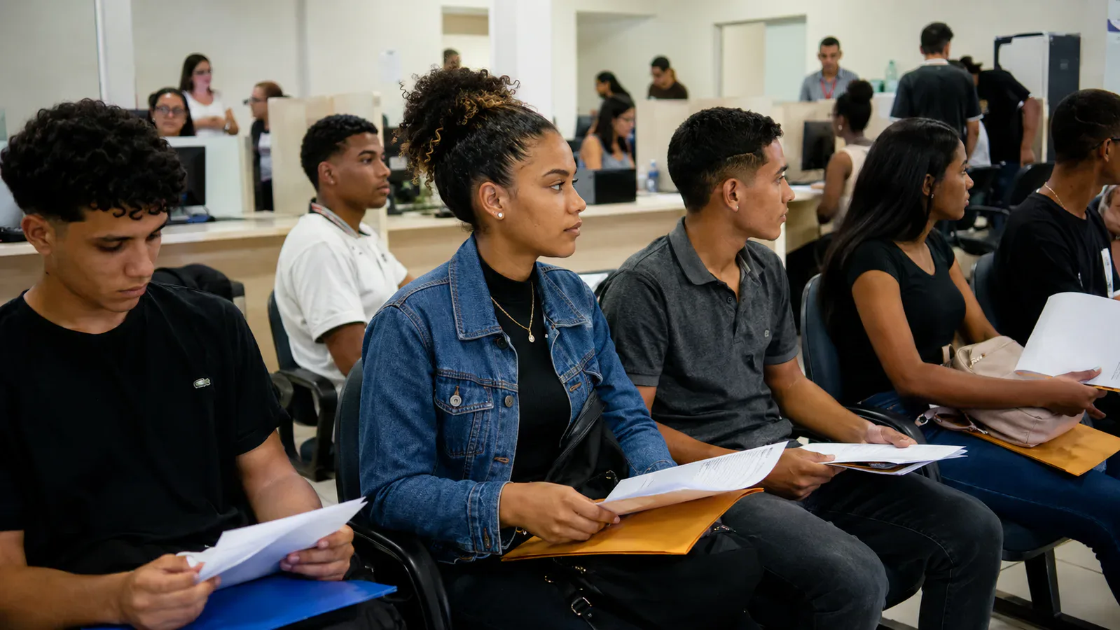 Jovens aguardam atendimento em processo seletivo para aprendizagem profissional.