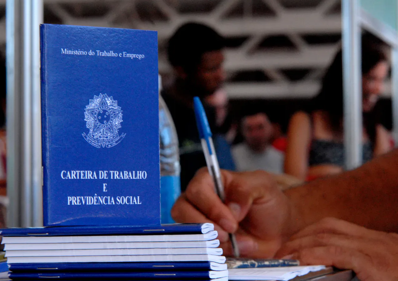 Jovens estudando e usando notebook em grupo durante atividade de aprendizagem profissional