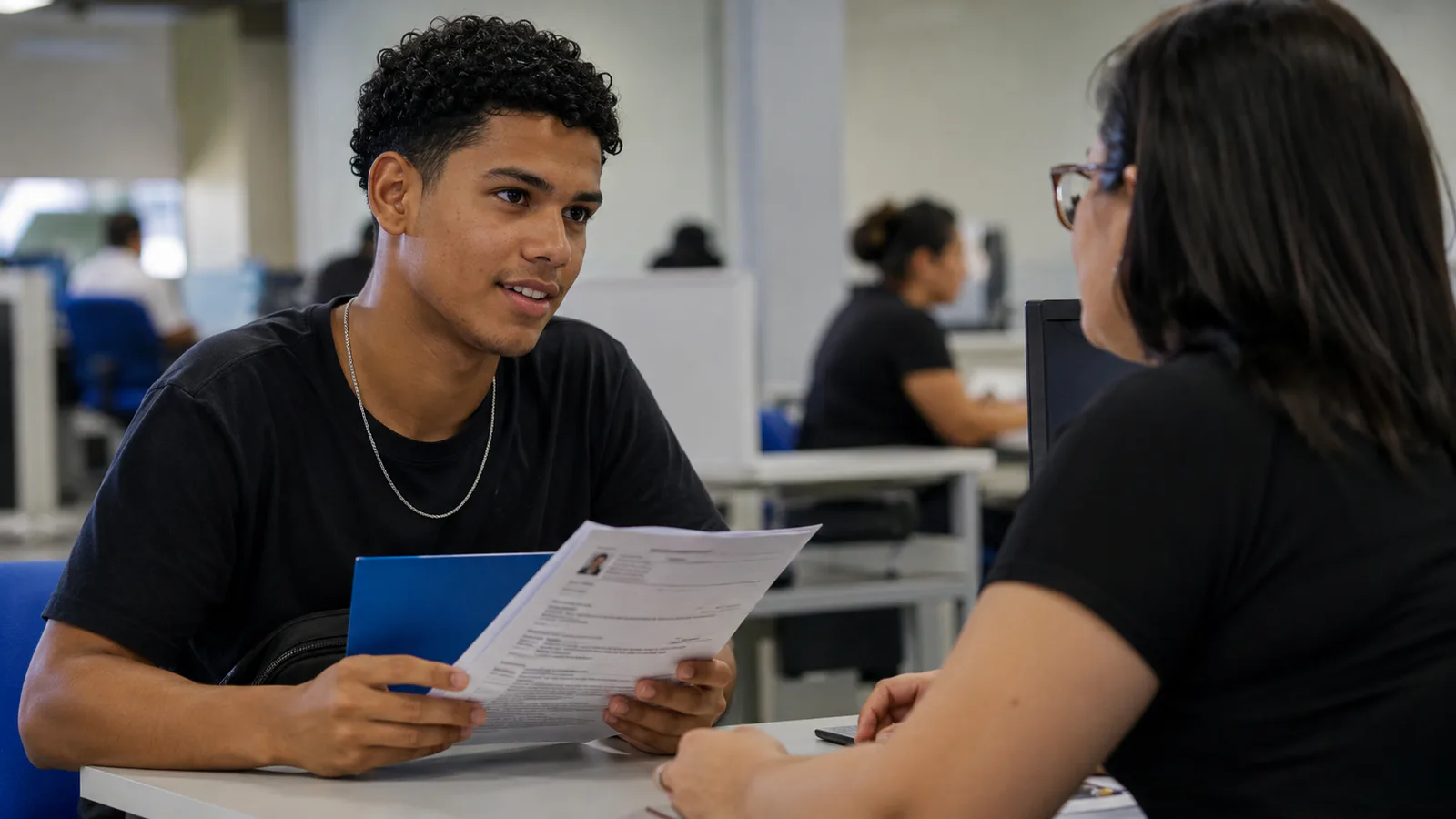 Jovem recebe orientação para cadastro em programa de aprendizagem profissional.