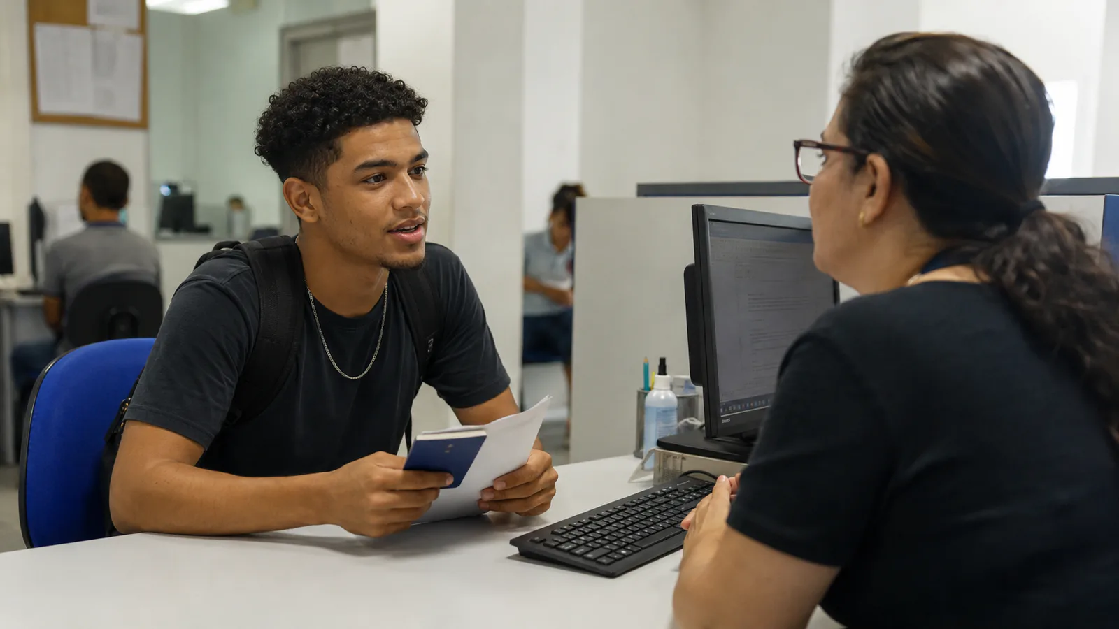 Jovem procura atendimento em posto público de emprego para vaga de aprendizagem.